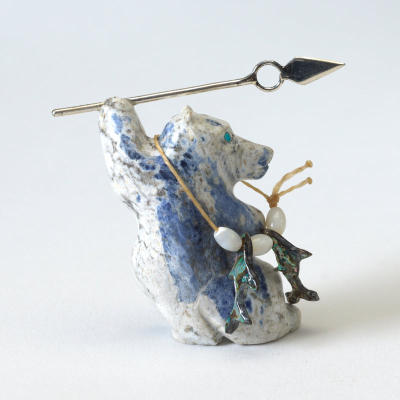 Christopher Gchachu: Sodalite, Standing bear with sterling silver arrow