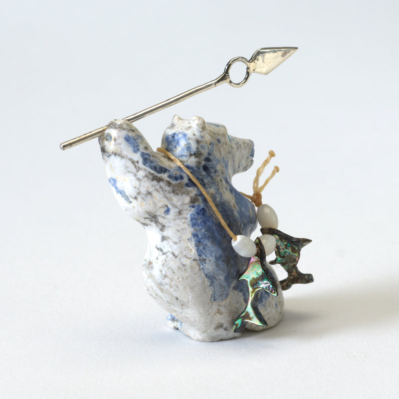 Christopher Gchachu: Sodalite, Standing bear with sterling silver arrow